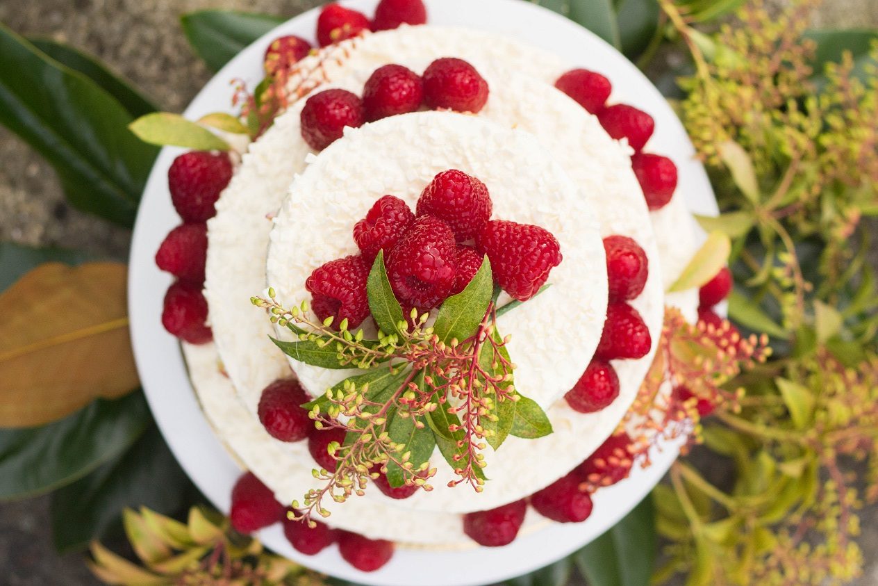 Tarta de boda naked cake de chocolate blanco con frambuesa y flor