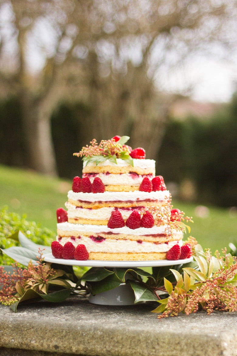 Tarta de boda naked cake de chocolate blanco con frambuesa y flor