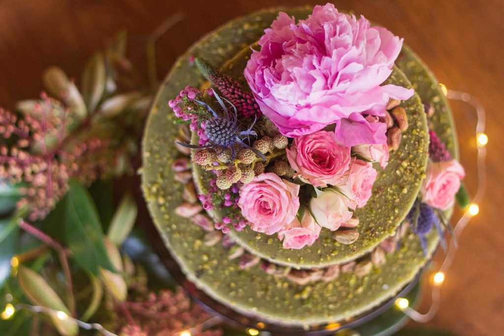 Tarta de boda naked cake de pistacho y chocolate con flor