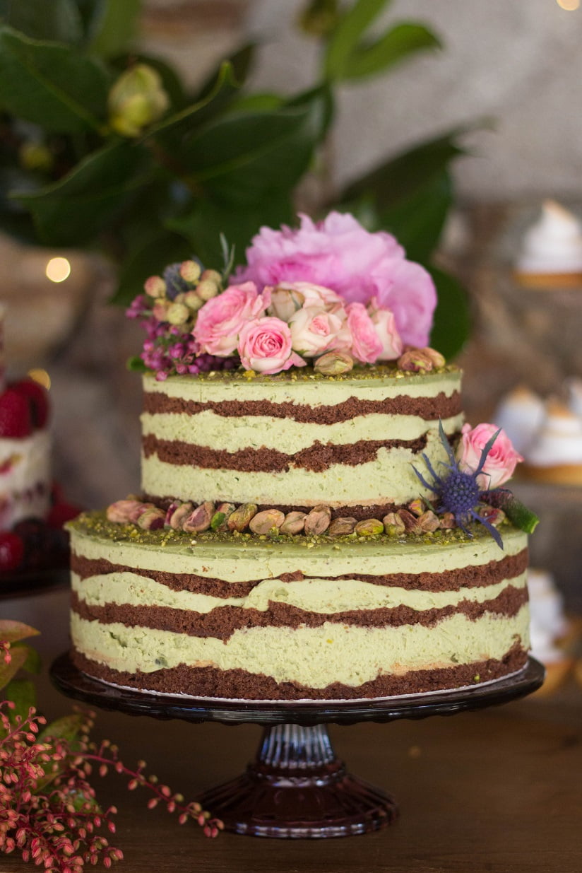 Tarta de boda naked cake de pistacho y chocolate con flor