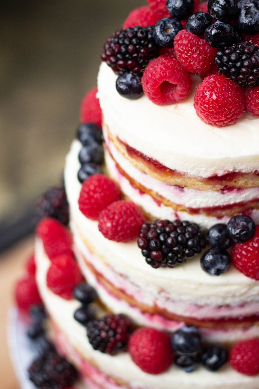 Tarta de boda naked cake de frambuesa y frosting