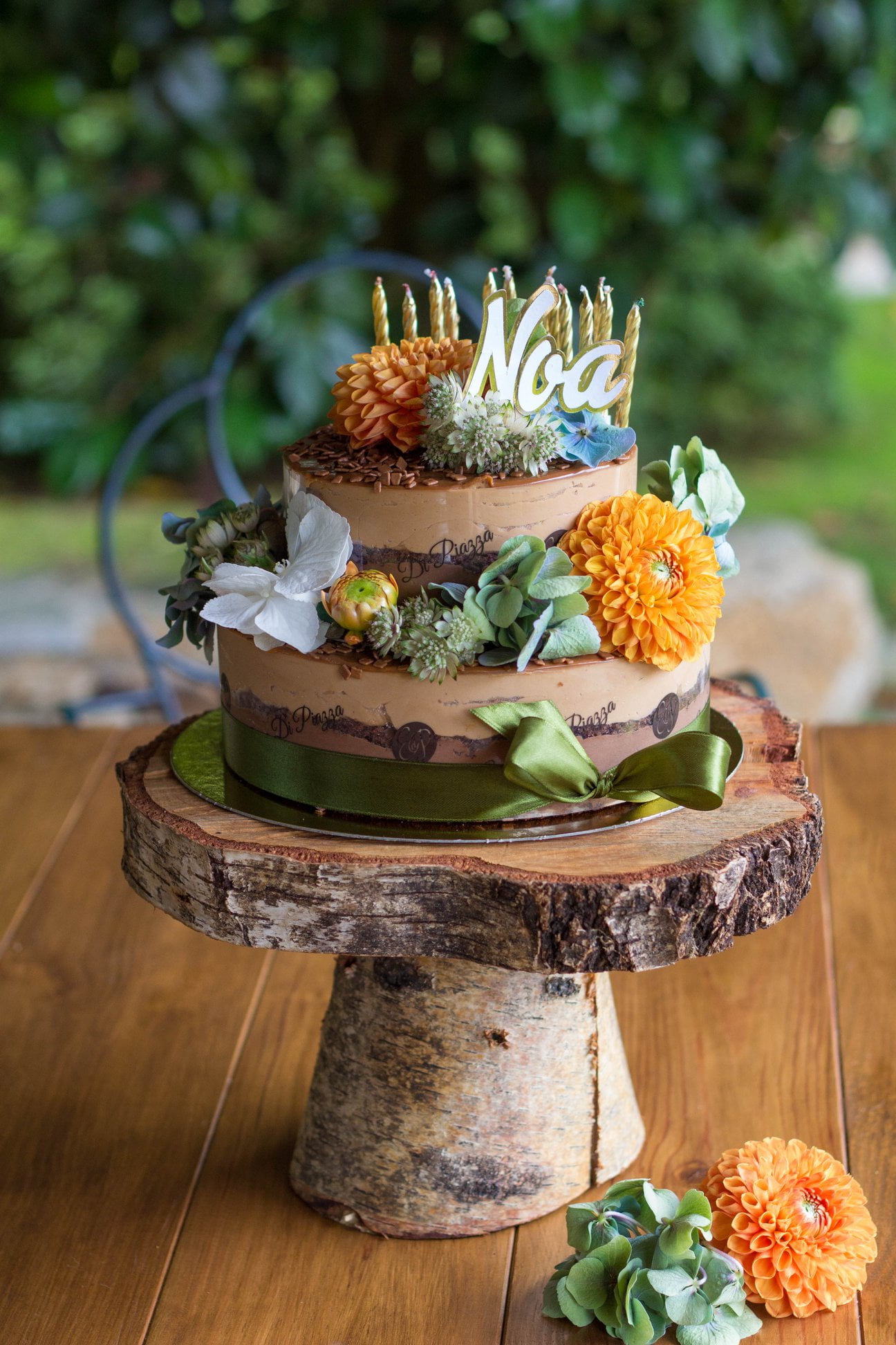 Tarta de boda naked cake con chocolate y caramelo con flor