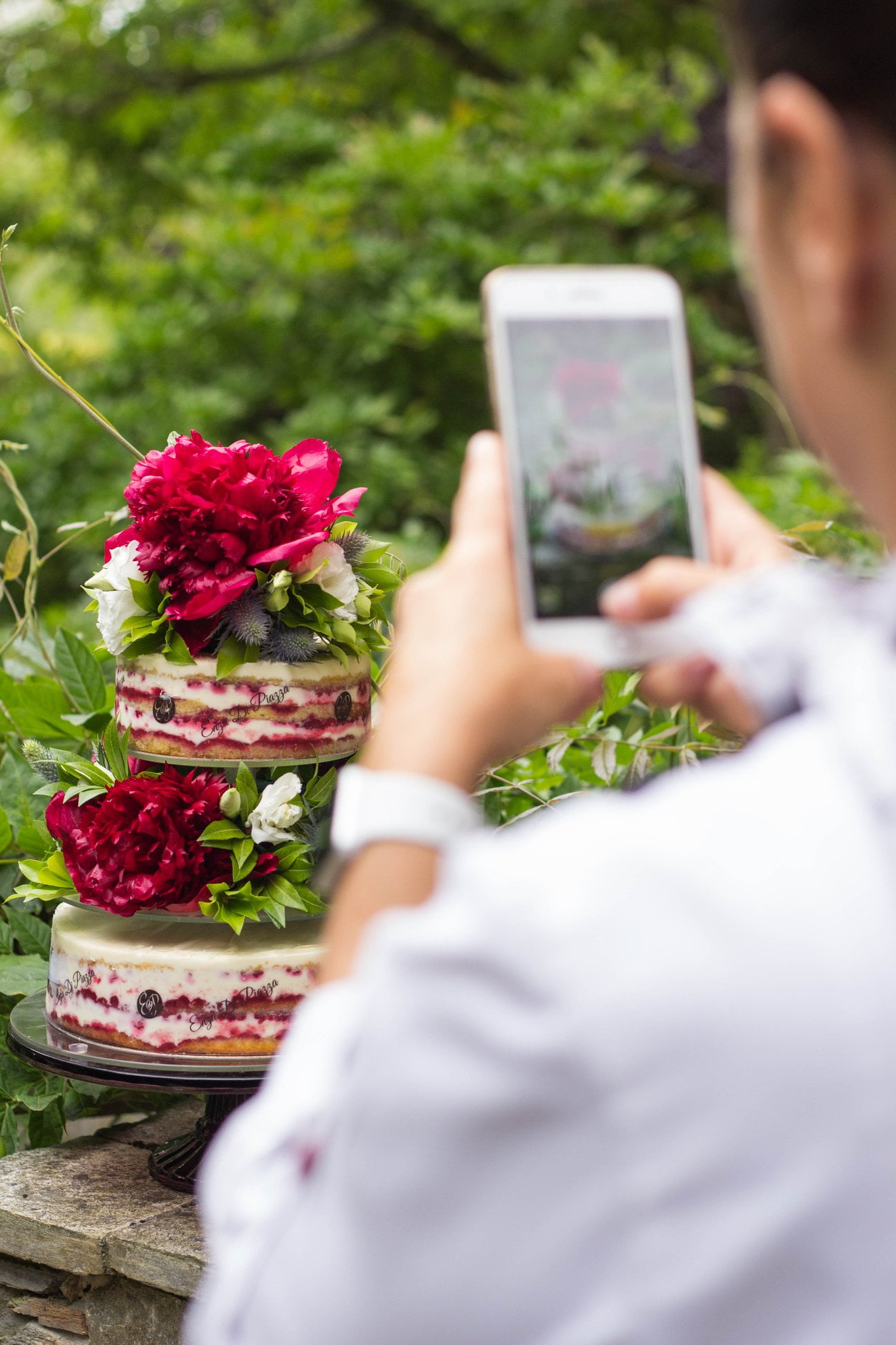 Tarta de boda naked cake frambuesa y frosting con pisos intermedios de flor