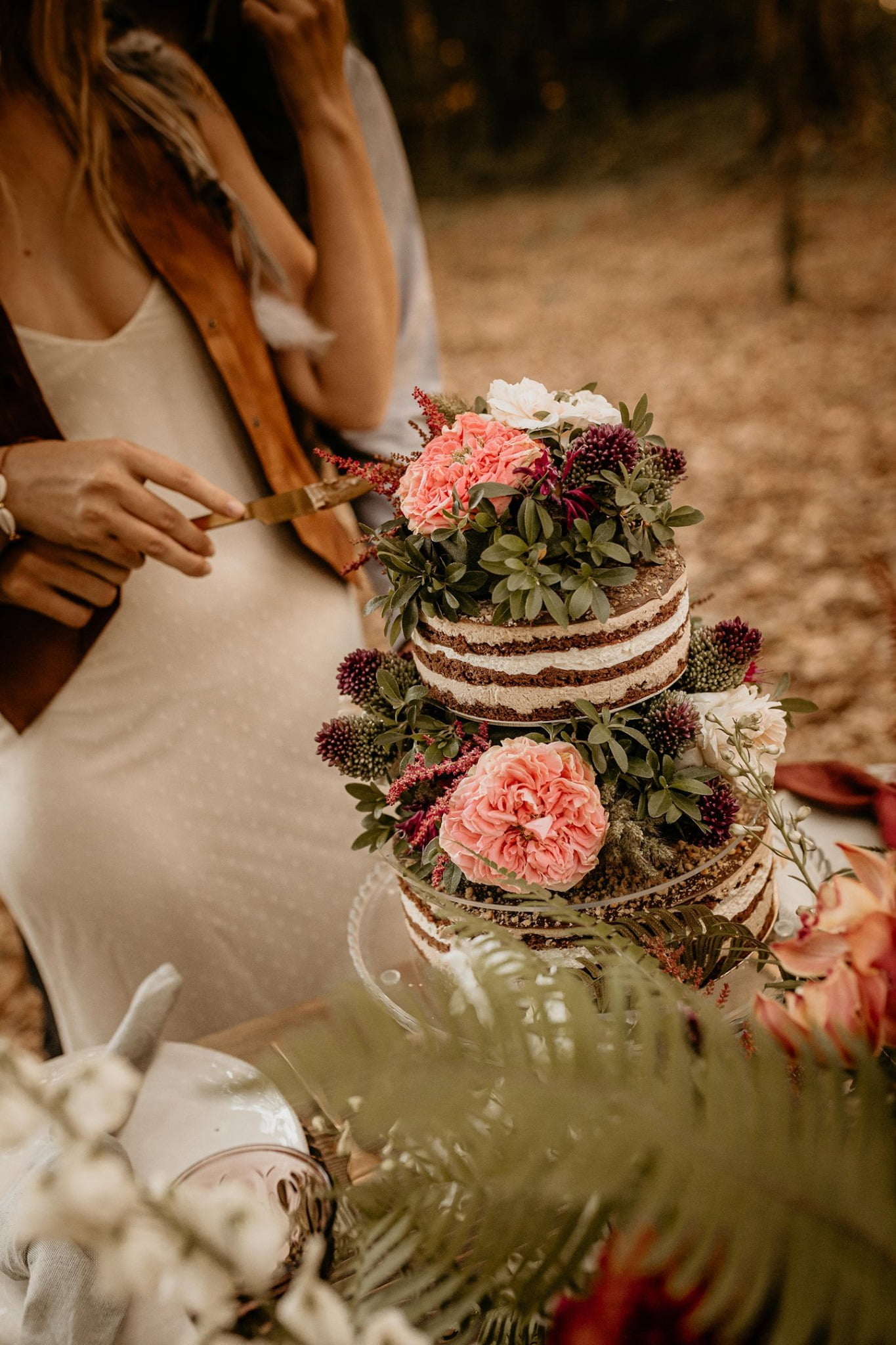 Tarta de boda naked cake de avellana y chocolate con pisos intermedios de flor