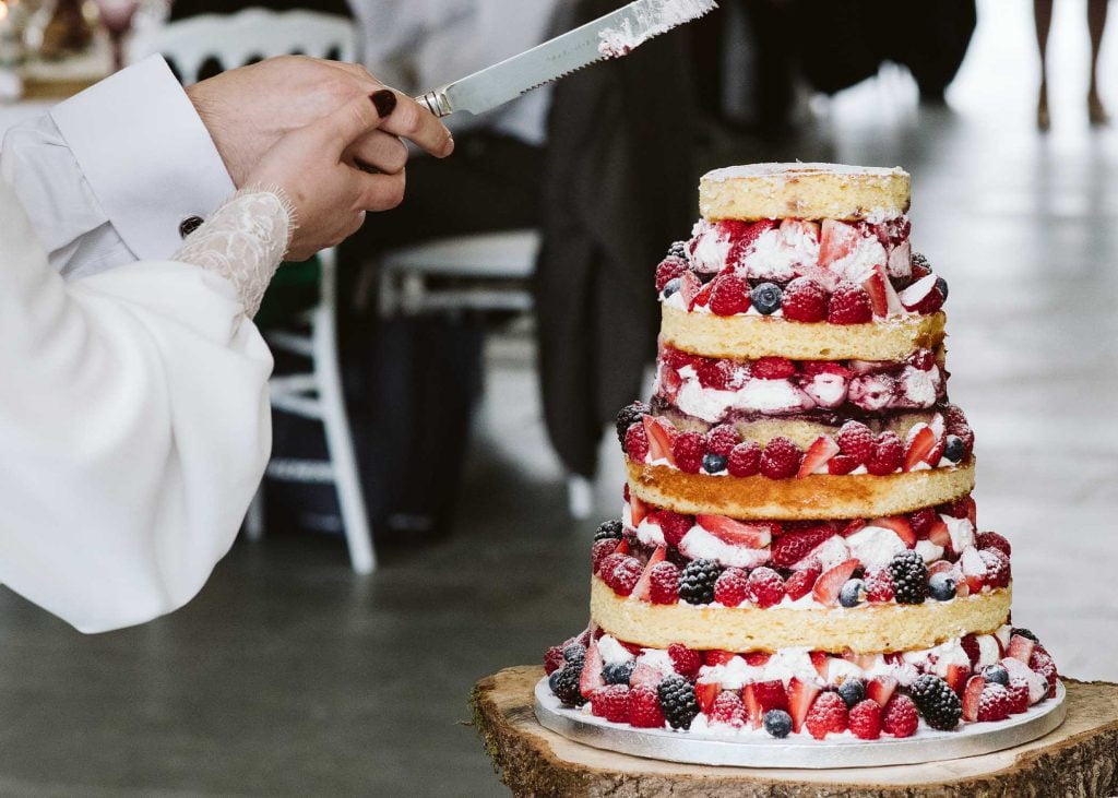 Tarta de boda naked cake rústica de frutas.