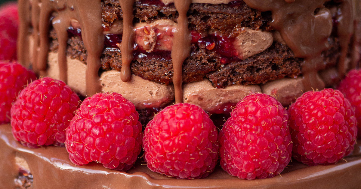 lateral de una naked drip cake de chocolate y frambuesa